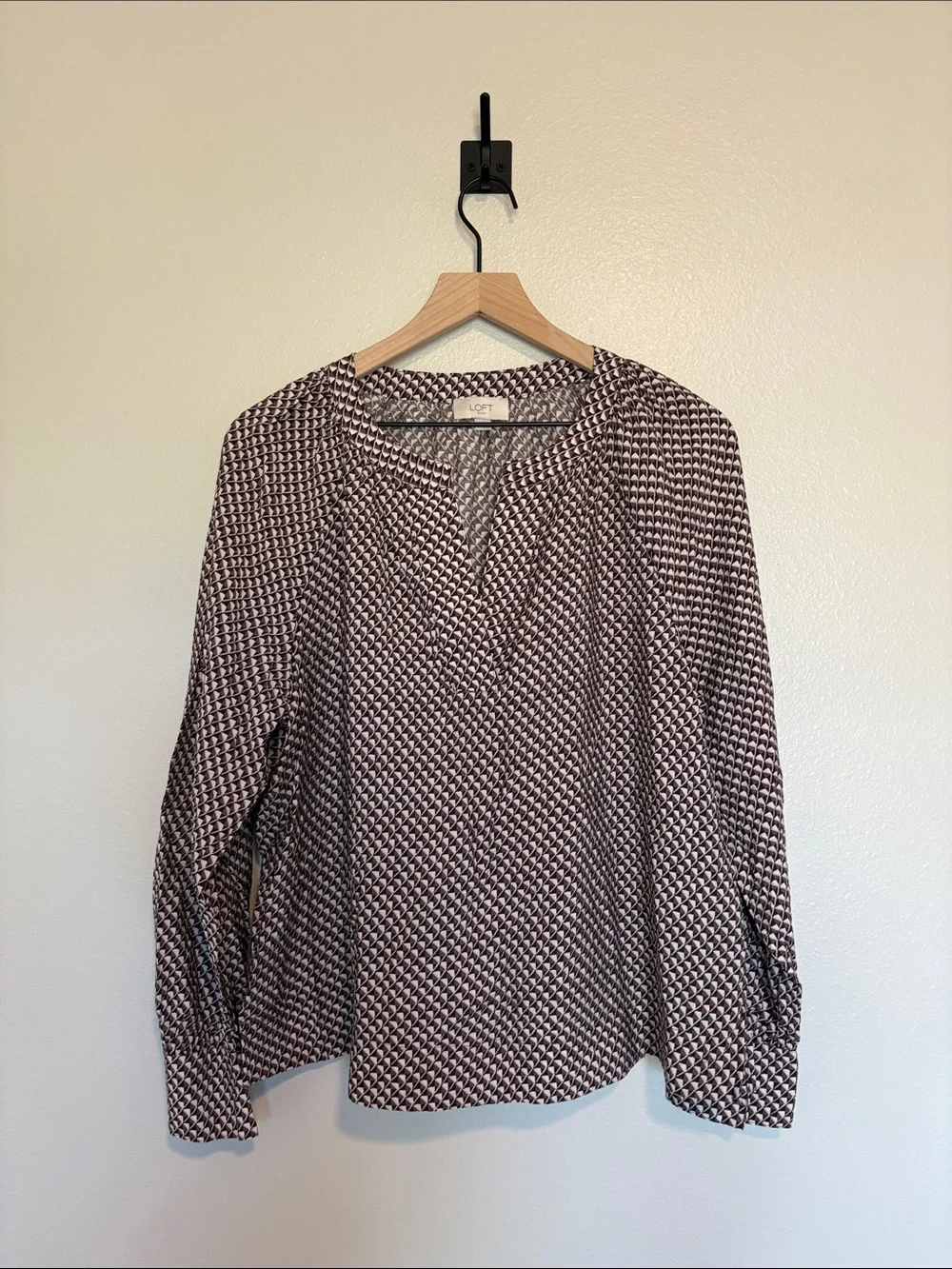 Ann Taylor LOFT Geometric Split V-Neck Long Sleeve Popover Blouse Purple Large